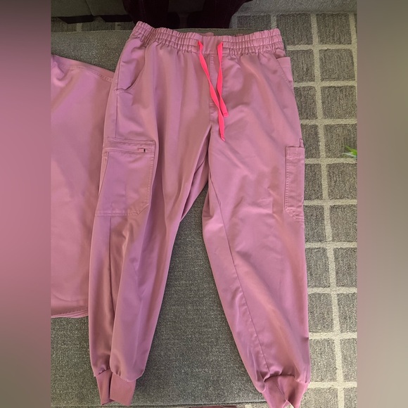 Figs chalk pink Top and Jogger set top size Large bottoms size XL petite - Picture 3 of 5